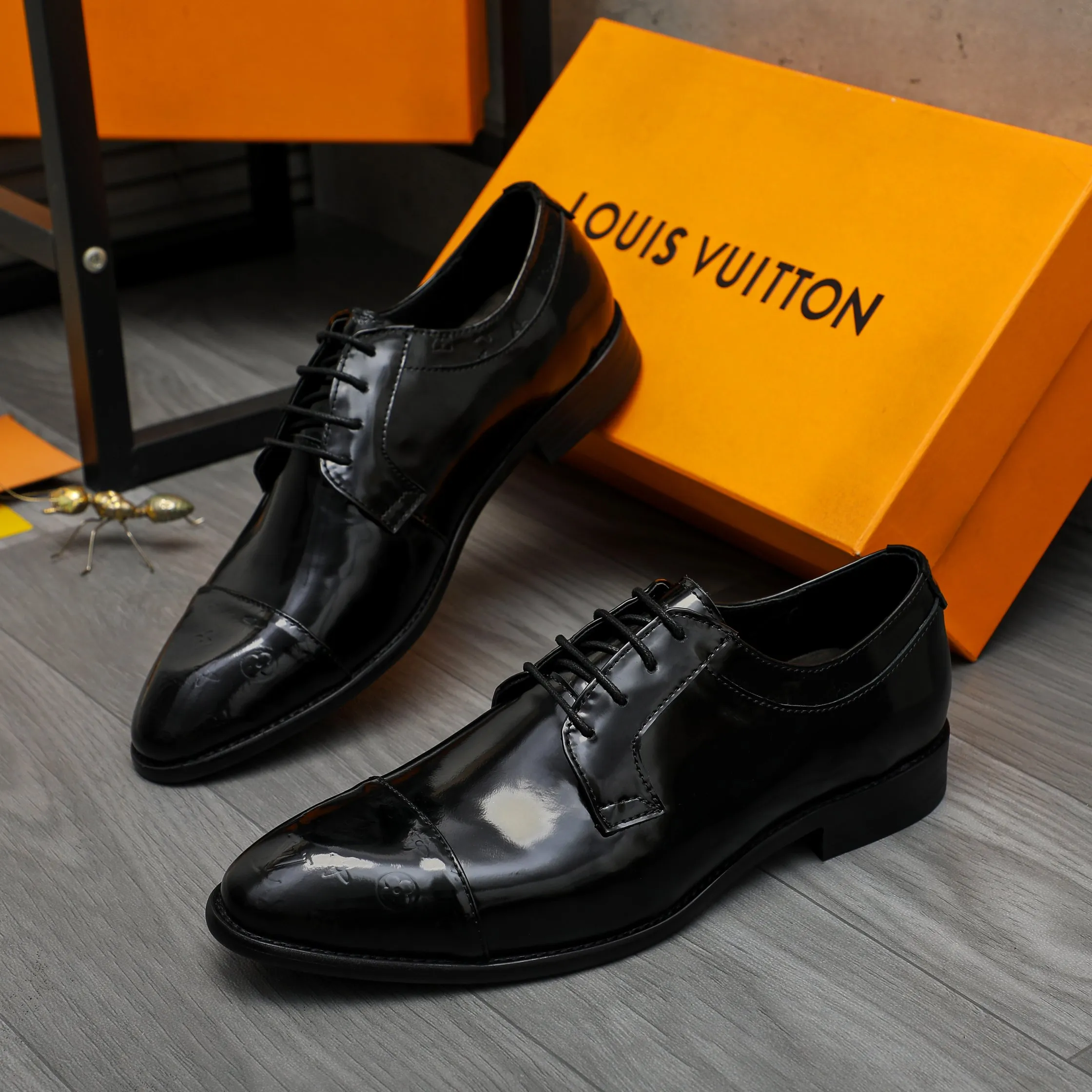 Men's shoes 💰p460 Product trademark: LV (Louis Vuitton) business lace-up leather shoes True size: 39-44 Product material: Selected lacquered cowhide stitching embossed cowhide upper, cowhide lining, original rubber outsole